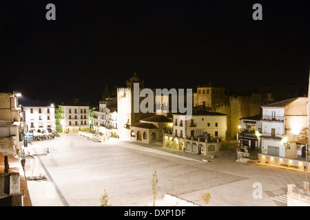 Città vecchia piazza principale di notte, Caceres Foto Stock