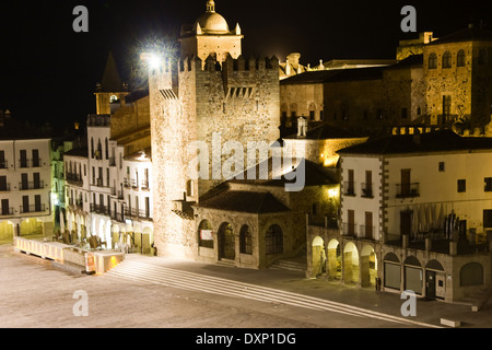 Città vecchia piazza principale di notte, Caceres Foto Stock