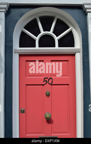 Numero 50 rosa porta anteriore, Notting Hill, Londra, Regno Unito. Foto Stock