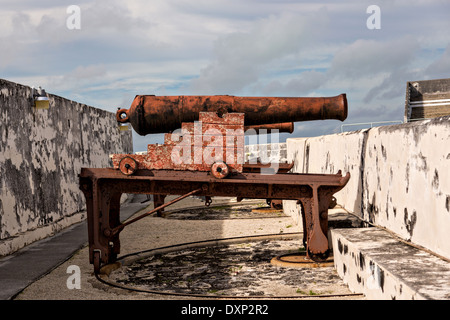 I cannoni a Fort Charlotte a Nassau, Bahamas. Costruito nel 1789 da Lord Dunmore e chiamato in onore della moglie del re George III. Foto Stock