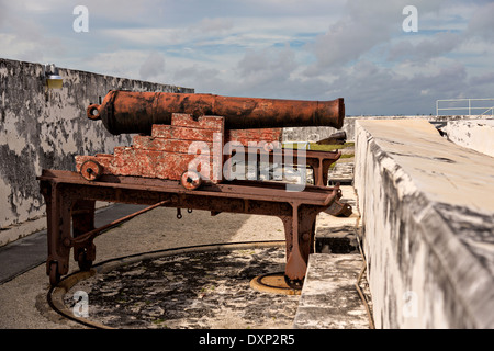 I cannoni a Fort Charlotte a Nassau, Bahamas. Costruito nel 1789 da Lord Dunmore e chiamato in onore della moglie del re George III. Foto Stock