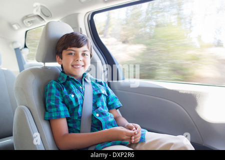 Ritratto di ragazzo sorridente all'interno dell'auto Foto Stock