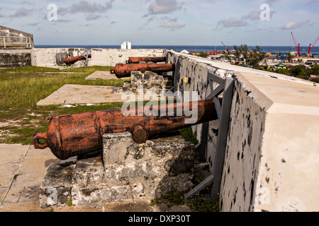 I cannoni a Fort Charlotte a Nassau, Bahamas. Costruito nel 1789 da Lord Dunmore e chiamato in onore della moglie del re George III. Foto Stock