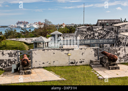 I cannoni a Fort Charlotte a Nassau, Bahamas. Costruito nel 1789 da Lord Dunmore e chiamato in onore della moglie del re George III. Foto Stock