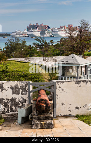 I cannoni a Fort Charlotte a Nassau, Bahamas. Costruito nel 1789 da Lord Dunmore e chiamato in onore della moglie del re George III. Foto Stock