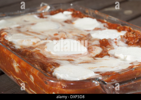 Una tradizionale ricetta italiana: lasagne con ragù e mozzarella Foto Stock