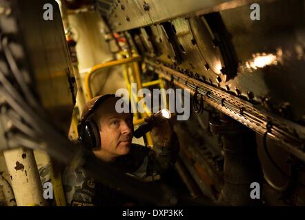 Canberra. 26 Mar, 2014. Chief Petty Officer tecnico marino - propulsione Danny Davidson effettua un controllo sulle apparecchiature nella sala motori della Royal Australian navy ship HMAS successo come la nave prende parte alla ricerca per la mancanza della Malaysia Airlines MH 370 nel sud dell'Oceano Indiano, il 26 marzo 2014. Credito: Ministero australiano della difesa/Xinhua/Alamy Live News Foto Stock