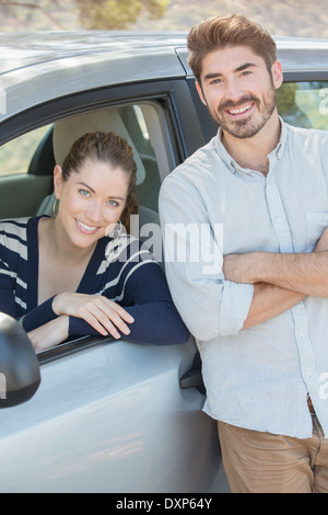 Ritratto di Coppia sorridente dentro e fuori dall'auto Foto Stock