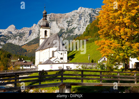 Ramsau chiesa in autunno, Ramsau, vicino a Berchtesgaden, Baviera, Germania Foto Stock