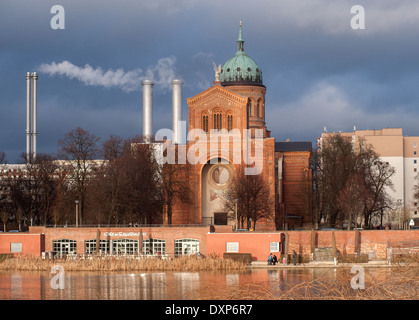Berlino, Germania, Chiesa di San Michele con angelo piscina e la centrale termoelettrica Berlin-Mitte Foto Stock