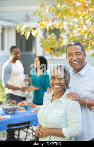 Ritratto di sorridente coppia senior a barbecue Foto Stock