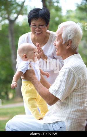 Nonni cinese a giocare con il bambino nipote a outdoor Foto Stock