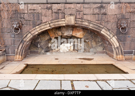 Stoccolma, Svezia - piccola grotta al Stadshusparken/ Stadshuset (Municipio), Kungsholmen Foto Stock