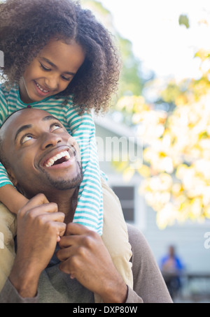 Close up di felice padre figlia che porta sulle spalle Foto Stock