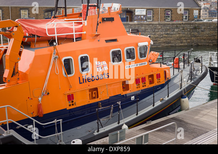 RNLB SPIRITO DI GUERNSEY scialuppa di salvataggio in St Peter Port Guernsey, Regno Unito Foto Stock