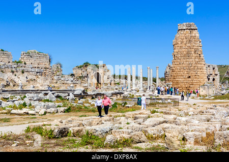 Area vicino al cancello ellenistico in rovine dell'antica città greca di Perge, della Panfilia, Provincia di Antalya, Turchia Foto Stock