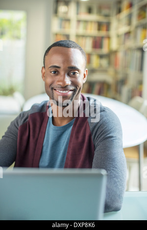 Ritratto di uomo sorridente al laptop Foto Stock