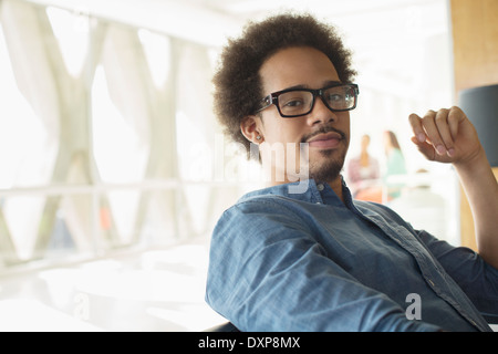 Ritratto di fiducioso casual uomo d affari indossando occhiali da vista Foto Stock