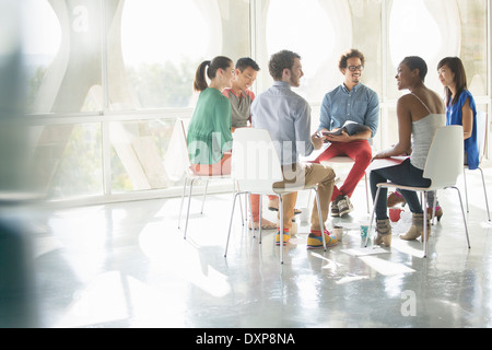 Creative business meeting persone in cerchio di sedie Foto Stock