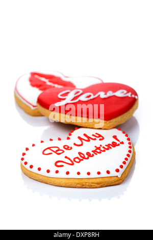 Biscotti a forma di cuore su sfondo bianco per il giorno di San Valentino Foto Stock