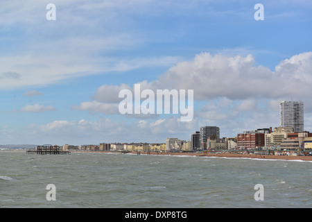 Brighton Seafront, UK, visto dal Palace Pier. Il bruciato rimane del Molo Ovest può essere visto in lontananza Foto Stock