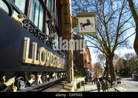 Lloyds Bank branch, firmare e cavallo nero segno, Hampstead High St, Londra, Inghilterra, Regno Unito Foto Stock