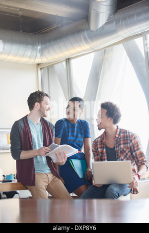 Azienda creativa persone che parlano in riunione Foto Stock