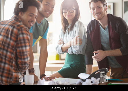 Ritratto di attività creativa di persone in riunione a scrivania Foto Stock