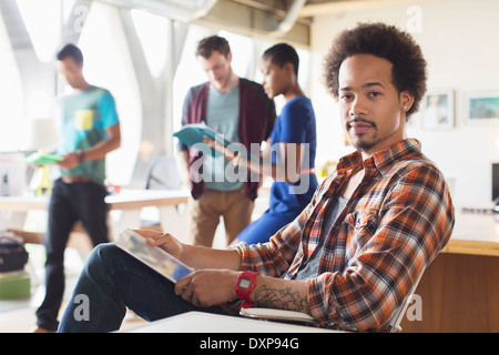 Ritratto di grave imprenditore creativo in office Foto Stock