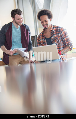 Gli imprenditori informali utilizzando laptop in riunione Foto Stock