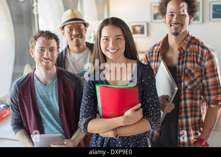 Ritratto di certi informali di lavoro Persone in ufficio Foto Stock