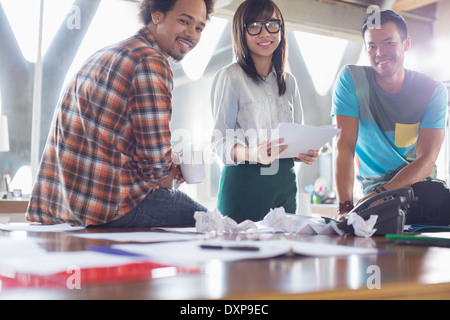 Ritratto di felice attività creativa di persone con la documentazione in riunione Foto Stock