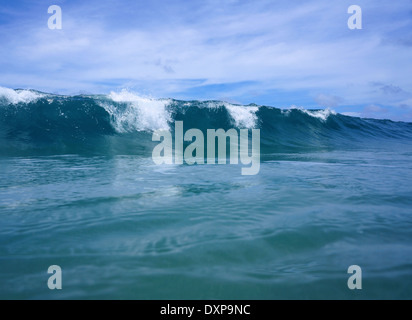 Ocean wave si rompe visto dalla superficie dell'acqua Foto Stock