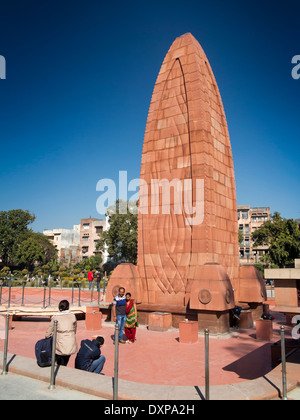 India Punjab, Amritsar e Jallianwalah Bagh giardino i visitatori a fotografare memorial Foto Stock