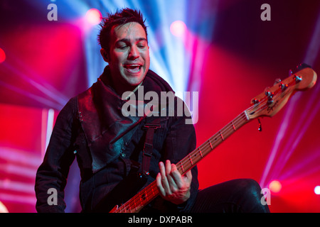 Fall Out Boy effettuando al Motorpoint Arena a Cardiff, Regno Unito, nel marzo 2014. Nella foto: Pete Wentz Foto Stock