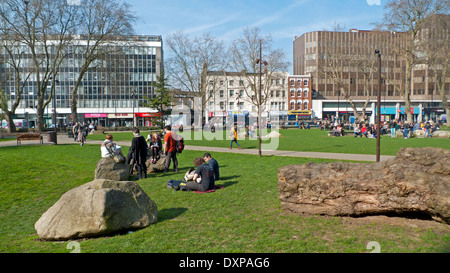 Persone in rilassante Altab Ali parco su una soleggiata giornata di marzo a Whitechapel East End di Londra, UK KATHY DEWITT Foto Stock