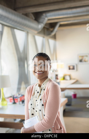 Ritratto di imprenditrice sorridente in ufficio Foto Stock