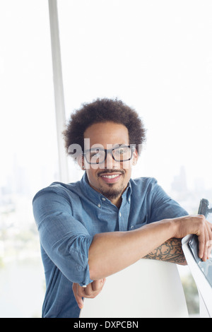 Ritratto di fiducioso casual uomo d affari indossando occhiali da vista Foto Stock