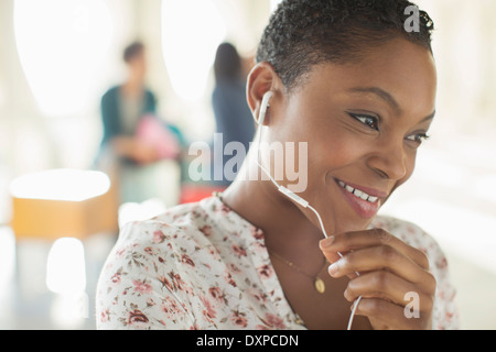 Close up di donna sorridente utilizzando un dispositivo vivavoce Foto Stock