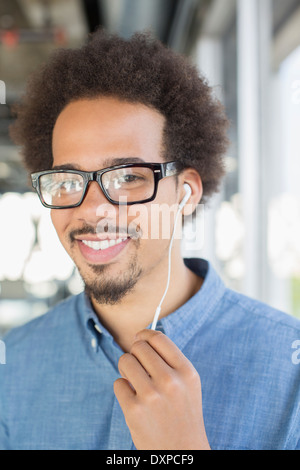 Close up ritratto di uomo in occhiali utilizzando un dispositivo vivavoce Foto Stock