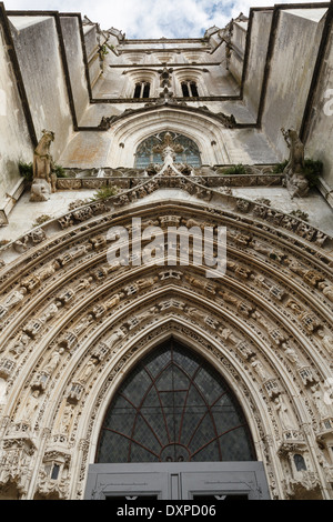 L'ingresso ad arco e torre del Cathédrale Saint-Pierre, Saintes, Poitou-Charente, Francia Foto Stock