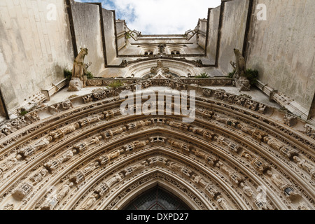 L'ingresso ad arco e torre del Cathédrale Saint-Pierre, Saintes, Poitou-Charente, Francia Foto Stock