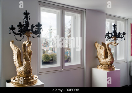 Coppia di cigni in oro con portacandele su plinti bianco Foto Stock