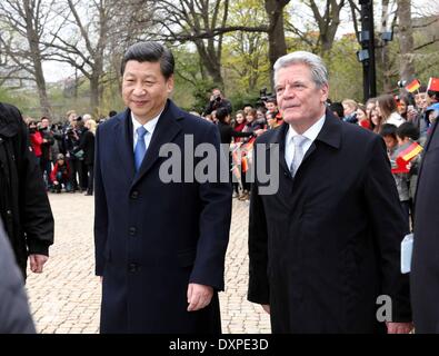 Berlino, Germania. 28 Mar, 2014. Il presidente cinese Xi Jinping (L) assiste ad una cerimonia di benvenuto dal Presidente tedesco Joachim Gauck (R) prima del loro incontro a Berlino, Germania, 28 marzo 2014. © Liu Weibing/Xinhua/Alamy Live News Foto Stock