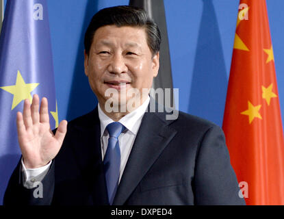 Berlino, Germania. 28 Mar, 2014. Il presidente cinese Xi Jinping onde dopo una conferenza stampa presso la cancelleria di Berlino, Germania, 28 marzo 2014. È la prima visita di Stato del Presidente cinese per la Germania in otto anni. Foto: SOEREN STACHE/dpa/Alamy Live News Foto Stock