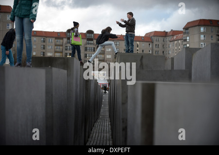 Berlino, Germania, i giovani visitatori al Memoriale dell Olocausto Foto Stock