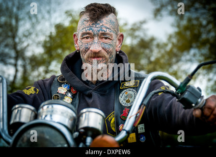 Biker maschio con trattamento viso di tatuaggi e piercing Foto Stock