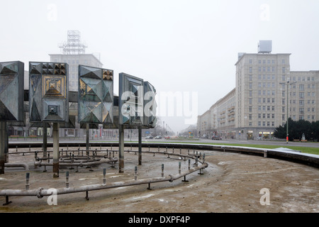 Berlino, Germania, fontane e i due corpi di guardia a Strausbergerplatz Foto Stock