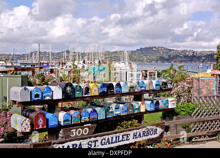 Vista del coloratissimo dipinto a mano delle caselle di posta per i residenti di Galilea Harbour Sausalito Foto Stock