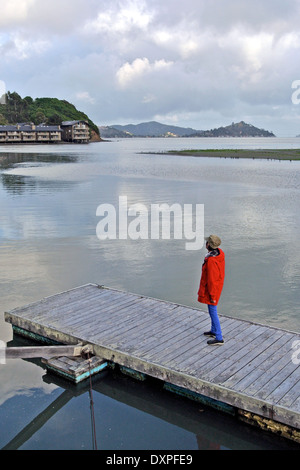 Woman in Red coat prende in vista della baia di San Francisco in Mill Valley Foto Stock